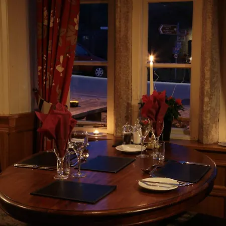 The Red Lion & Manor House Han/Misafirhane 3*