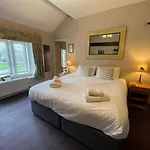 The Red Lion & Manor House 宾馆 伯恩萨尔