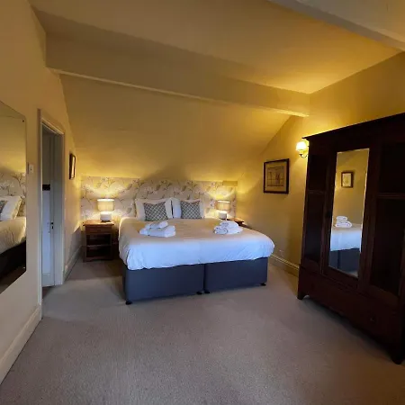 אורחן The Red Lion & Manor House