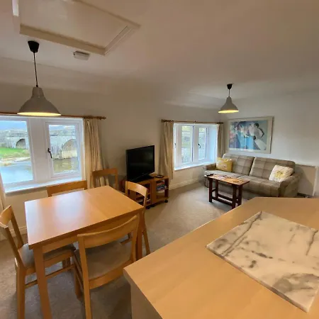 אורחן The Red Lion & Manor House 3*