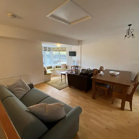 The Red Lion & Manor House אורחן