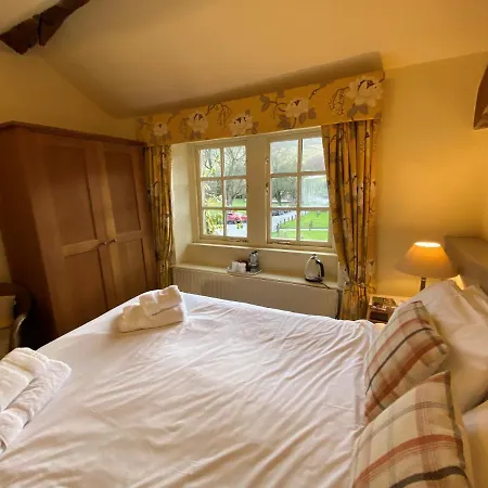 אורחן The Red Lion & Manor House 3*