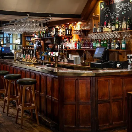 אורחן The Red Lion & Manor House