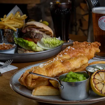 The Red Lion & Manor House אורחן 3*