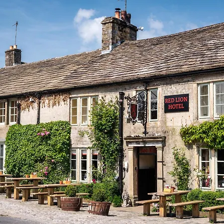 אורחן The Red Lion & Manor House בורנסאל