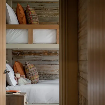 אורחן The Red Lion & Manor House 3*